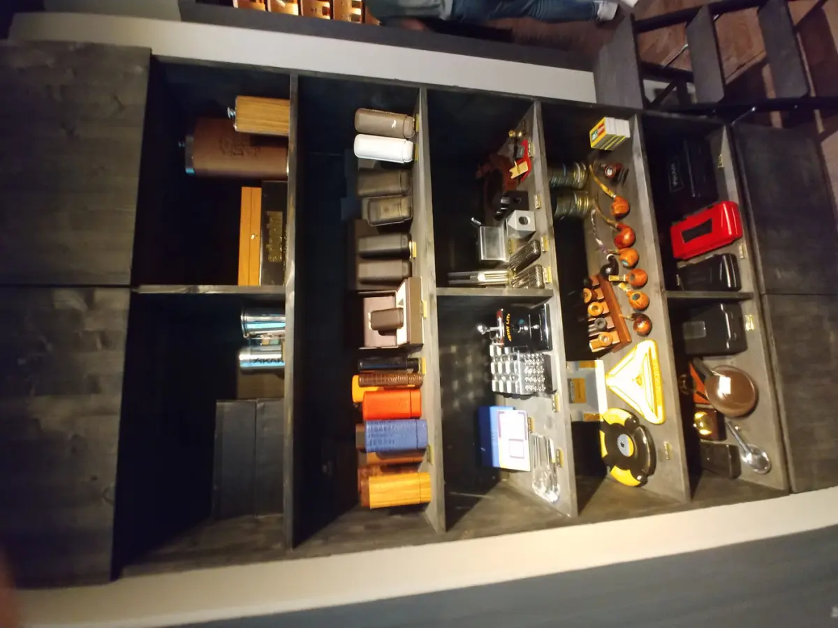 시가 액세서리가 진열된 빈티지 감성 디스플레이